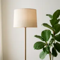 Lámpara de pie con pantalla de lino