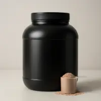 Pote de proteína en polvo con un scoop
